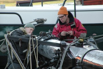 Auf der Werft in Osingahuizen - Anna & Sjoerd bei der Arbeit